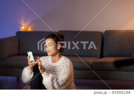 自宅でくつろぐ女性　夜 95800286