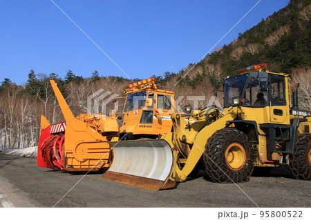 志賀草津高原ルート渋峠待機場所の除雪車両 95800522