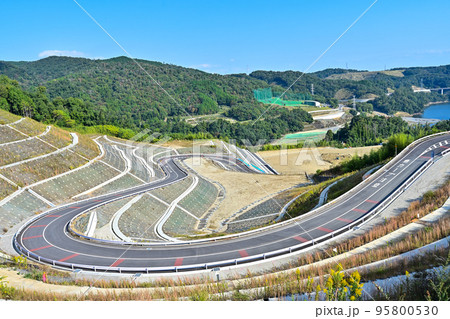 カーブが連続する山道のイメージ写真 カーブが連続する山道のイメージ写真 95800530