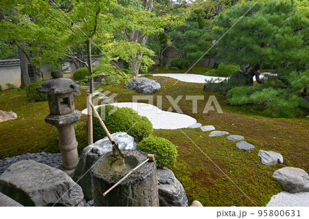 京都市岩倉妙満寺の枯山水 雪の庭が美しい 京都市岩倉妙満寺の枯山水 雪の庭が美しい 95800631
