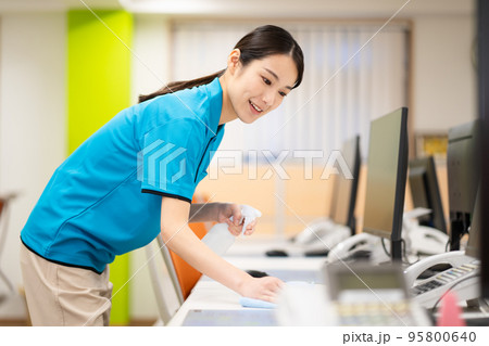 清掃員（若い女性、拭き掃除） 95800640