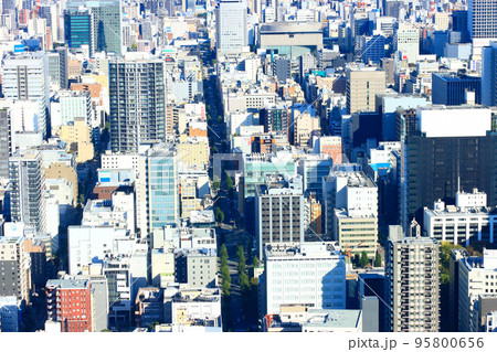 多くの高層ビルが立ち並ぶ名古屋市中心部の風景 95800656