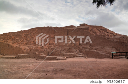 Exterior view to Huaca Pucllana pyramid, Lima, Peru 95800657