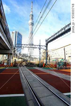 踏切の在る風景もあと僅か…　タワー麓の下町の『開かずの踏切』 95800748