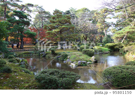 紅葉彩る兼六園にて（石川県金沢市） 95801150
