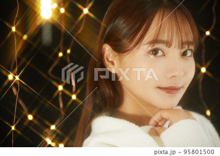 イルミネーションと若い女性のロマンチックなポートレート ソフトフォーカス イルミネーションと若い女性のロマンチックなポートレート ソフトフォーカス 95801500