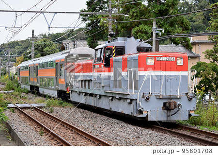 横須賀線 北鎌倉 JR貨物 DE11-2004+サロE232-2+サロE233-2 甲種 横須賀線 北鎌倉 JR貨物 DE11-2004+サロE232-2+サロE233-2 甲種 95801708