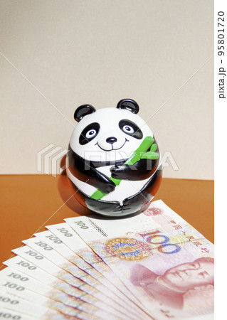 中国の紙幣:人民元(100元が10枚)とパンダのお土産品 中国の紙幣:人民元(100元が10枚)とパンダのお土産品 95801720