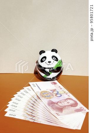 中国の紙幣：人民元（100元が10枚）とパンダのお土産品 95801721