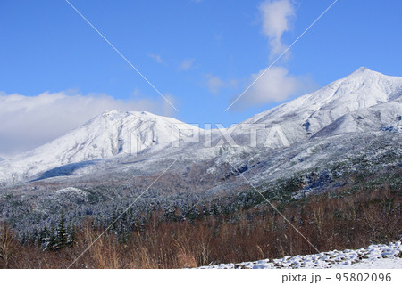 秋の冠雪した十勝連峰 秋の冠雪した十勝連峰 95802096