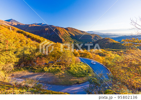 （栃木県）紅葉の日光いろは坂　ドライブ 95802136