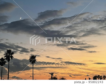 夕暮れに浮かぶ三日月 95802243