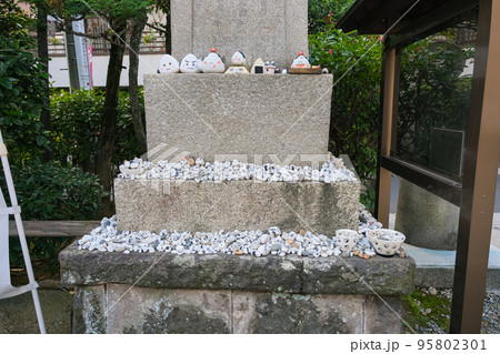 東京都墨田区 高木神社 おむすびの石がたくさん置かれた石碑 東京都墨田区 高木神社 おむすびの石がたくさん置かれた石碑 95802301