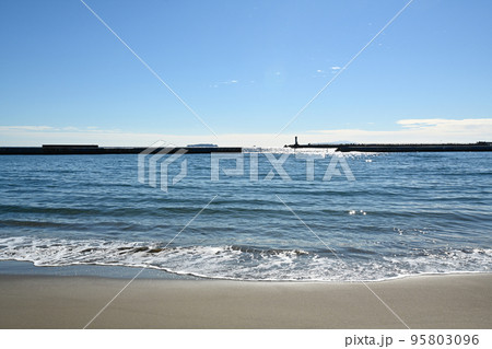 波打ち際の風景（静岡県熱海サンビーチ） 95803096