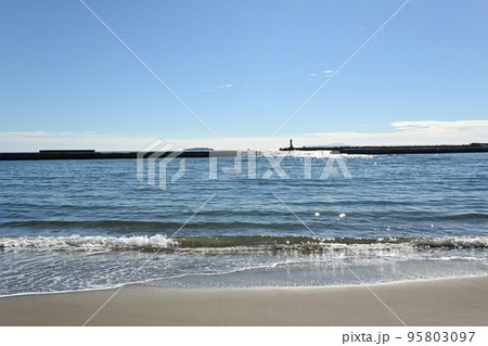 波打ち際の風景（静岡県熱海サンビーチ） 95803097