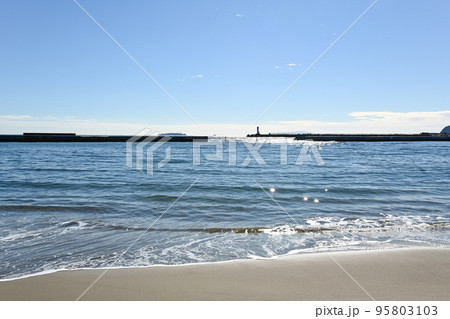 波打ち際の風景（静岡県熱海サンビーチ） 95803103