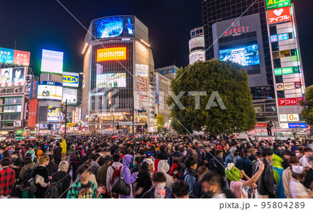 日本の東京都市景観 ハロ本番。3年ぶり自粛要請なしの渋谷ハロウィンは大混雑…=31日、22時52分 日本の東京都市景観 ハロ本番。3年ぶり自粛要請なしの渋谷ハロウィンは大混雑…=31日、22時52分 95804289