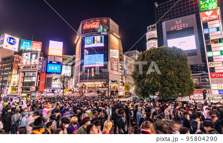 日本の東京都市景観 ハロ本番。3年ぶり自粛要請なしの渋谷ハロウィンは大混雑…=31日、23時 日本の東京都市景観 ハロ本番。3年ぶり自粛要請なしの渋谷ハロウィンは大混雑…=31日、23時 95804290