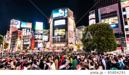 日本の東京都市景観 ハロ本番。3年ぶり自粛要請なしの渋谷ハロウィンは大混雑…＝31日、23時09分 95804291