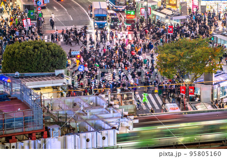 日本の東京都市景観 ハロ本番。3年ぶり自粛要請なしの渋谷ハロウィン“狂騒曲”=31日、17時54分 日本の東京都市景観 ハロ本番。3年ぶり自粛要請なしの渋谷ハロウィン“狂騒曲”=31日、17時54分 95805160