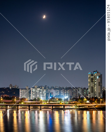 Han river and Seoul cityscape night view in South Korea Han river and Seoul cityscape night view in South Korea 95805174
