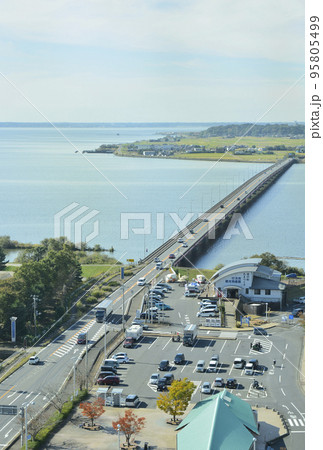 茨城県行方市の霞ヶ浦大橋 95805499