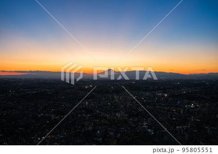 神奈川県横浜市 横浜ランドマークタワー展望台からの夕暮れの街並みと富士山 95805551
