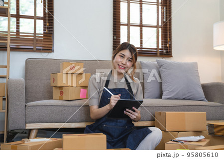 Asian woman freelancer sme business online shopping working with parcel box at home - SME business online and delivery concept Asian woman freelancer sme business online shopping working with parcel box at home - SME business online and delivery concept 95805610