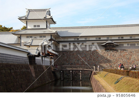 紅葉彩る金沢城公園：三の丸広場（石川県金沢市） 95805646