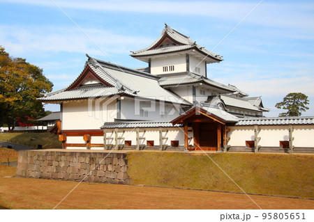 紅葉彩る金沢城公園：鶴の丸広場（石川県金沢市） 95805651