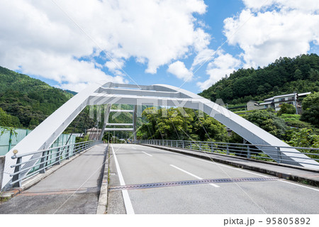 【国道438号】上山大橋を渡る 95805892