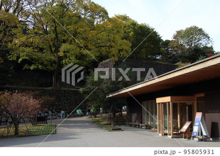 紅葉彩る金沢城公園：鶴の丸休憩館（石川県金沢市） 95805931