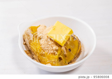 バターと砂糖をトッピングした蒸し芋 バターと砂糖をトッピングした蒸し芋 95806008