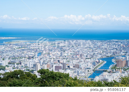 【眉山公園】徳島市の街並みと気車 95806137