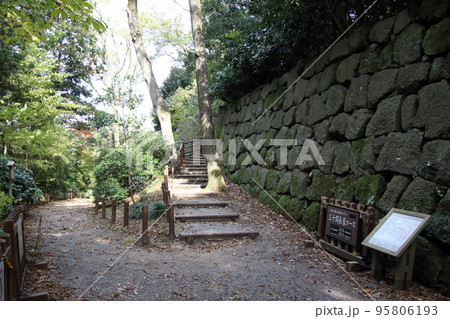 紅葉彩る金沢城公園：三十間長屋コース（石川県金沢市） 95806193