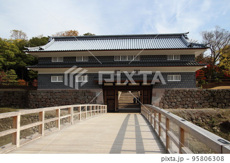 紅葉彩る金沢城公園：鼠多門（石川県金沢市） 95806308