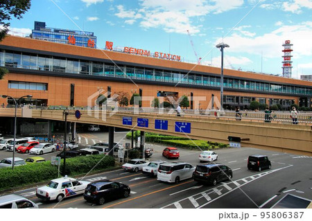 杜の都の玄関口… ペデストリアンデッキが画に為る『仙台駅』 95806387