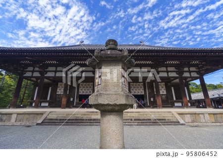 唐招提寺　金堂と石燈籠 95806452