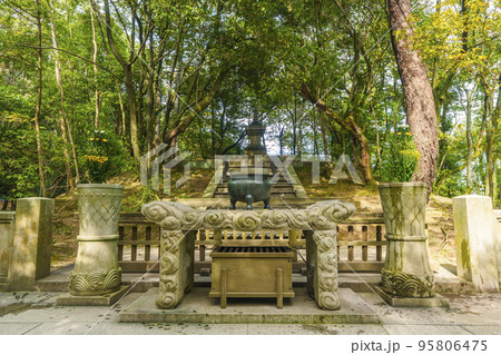 唐招提寺　鑑真和上の墓所　開山御廟 95806475