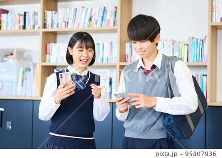 男女の中学生　放課後　図書室　学習塾　青春 95807936