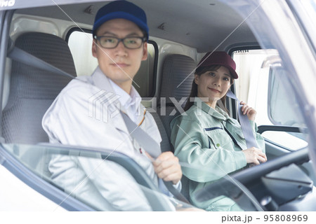 シートベルトを着用するトラックドライバー シートベルトを着用するトラックドライバー 95808969