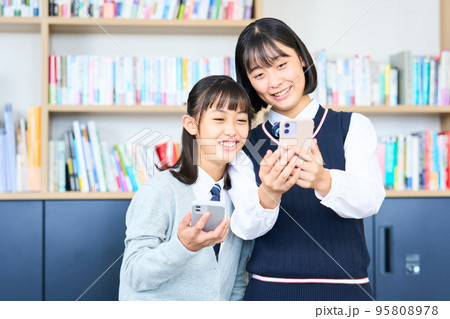 仲良しの女子中学生　放課後　図書室　学習塾　青春 95808978