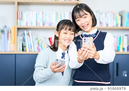 仲良しの女子中学生　放課後　図書室　学習塾　青春 95808979