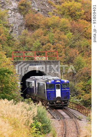 紅葉の只見線 紅葉の只見線 95809401
