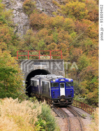 紅葉の只見線 95809402