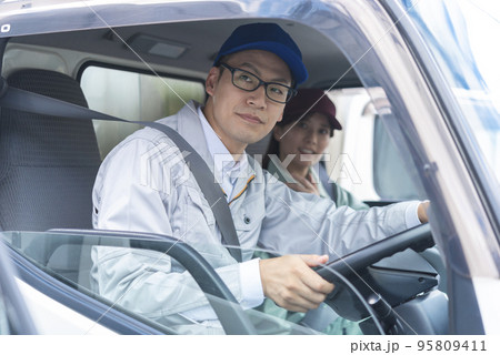 出発前の安全確認をするドライバー 95809411