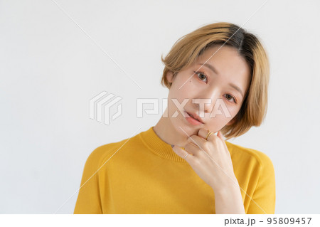黄色い服を着た若い女性のポートレート 95809457