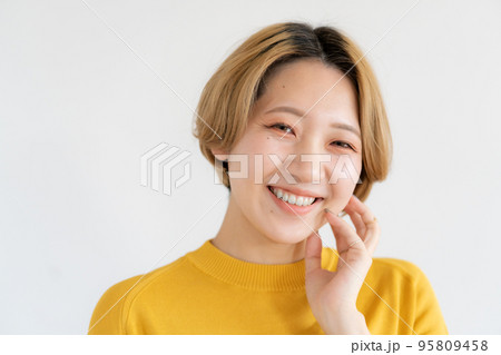 黄色い服を着た若い女性のポートレート 95809458