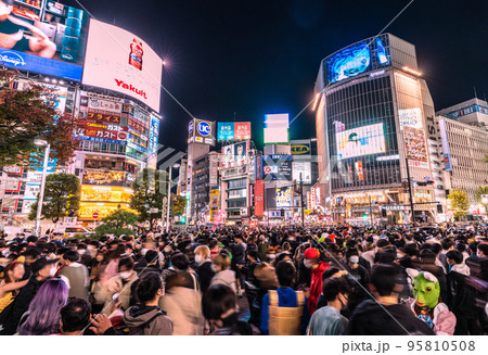 日本の東京都市景観 ハロ本番。3年ぶり自粛要請なしの渋谷ハロウィンは大混雑…=31日、23時20分 日本の東京都市景観 ハロ本番。3年ぶり自粛要請なしの渋谷ハロウィンは大混雑…=31日、23時20分 95810508