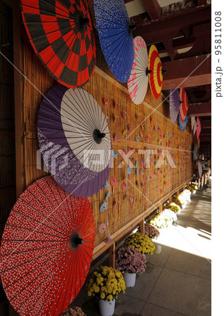 笠間稲荷神社の境内の飾り 95811008